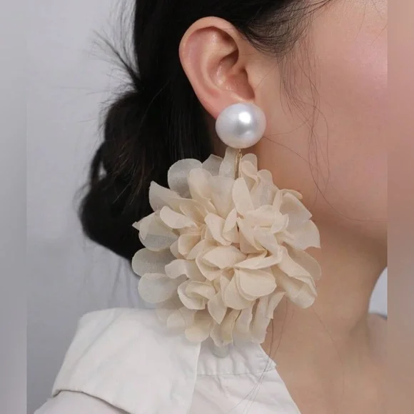 ✨NEW Elegant Cream Floral Earrings - Picture 1 of 4